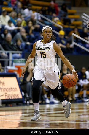 Berkeley, CA, Stati Uniti d'America. Il 7 dicembre, 2013. 07 dic 2013 - Berkeley CA USA California porta G # 15 Brittany Boyd a metà corte impostare il gioco offensivo durante il NCAA Womens gioco di basket tra Pacific University tigri e California Golden Bears 68-66 le ore di lavoro straordinario vincere a Hass Pavilion Berkeley Calif © csm/Alamy Live News Foto Stock