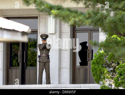 Corea del Nord i soldati guardano verso il giunto Area di sicurezza conosciuto anche come il villaggio di tregua con il binocolo lungo la DMZ Giugno 16, 2007 a Panmunjom, Corea del Sud. Foto Stock