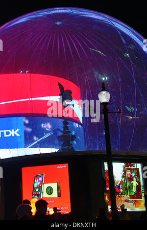 Londra, Regno Unito. 8 dicembre 2013. Statua di Eros racchiusi in un Snow Globe, Piccadilly Circus a Londra, Inghilterra Credito: Paul Brown/Alamy Live News Foto Stock