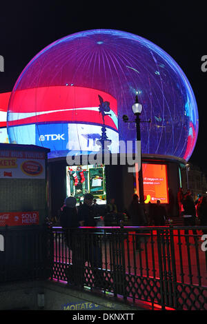 Londra, Regno Unito. 8 dicembre 2013. Statua di Eros racchiusi in un Snow Globe, Piccadilly Circus a Londra, Inghilterra Credito: Paul Brown/Alamy Live News Foto Stock