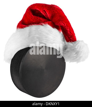 Santa hat sull'hockey su ghiaccio puck su sfondo bianco Foto Stock