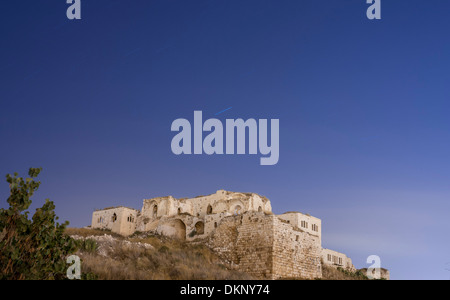 Israele. Le rovine del 'Migdal Tsedek' (Mirabel) Crusader fort, vicino alla città di Rosh Ha'ayin. Tracce stellari sopra Foto Stock