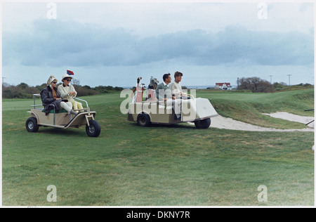 Weekend a Newport- Campi da golf. La sig.ra Bradlee, la sig.ra Kennedy, Ben Bradlee, Presidente Kennedy. Newport, RI, Newport paese... 194228 Foto Stock