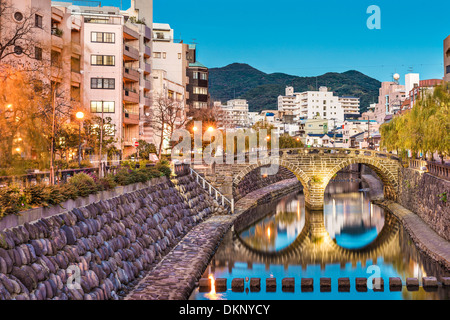 Nagasaki, Giappone paesaggio urbano di Megane 'Spectacles Ponte". Foto Stock