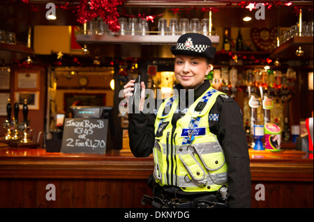 Un funzionario di polizia in un pub. Foto Stock