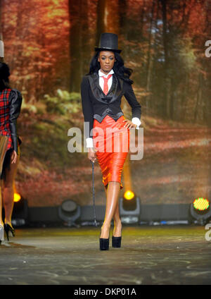 Birmingham, Regno Unito. Il 7 dicembre, 2013. Vestiti Live Show al NEC di Birmingham. 7 dicembre 2013 Foto di Brian Jordan/Alamy Live News Foto Stock