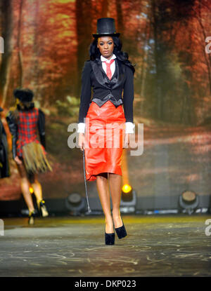 Birmingham, Regno Unito. Il 7 dicembre, 2013. Vestiti Live Show al NEC di Birmingham. 7 dicembre 2013 Foto di Brian Jordan/Alamy Live News Foto Stock