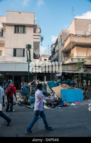 Israele. Il vecchio Levinski street in Tel Aviv, ora una delle baraccopoli popolata da immigrati africani e dei profughi. Foto Stock