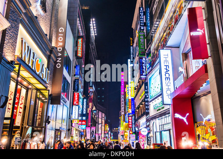 Myeong-dong quartiere della vita notturna di Seoul, Corea del Sud. Foto Stock
