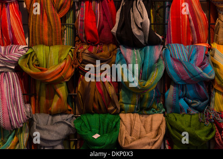 Sciarpe in vendita durante il mercatino di Natale di Bucarest, Romania Foto Stock
