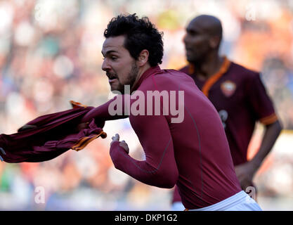 Roma, Italia. Il 9 dicembre, 2013. Come Roma's Mattia Destro celebra rigature durante il campionato italiano di una partita di calcio contro la Fiorentina allo stadio Olimpico di Roma, Italia, Dicembre 8, 2013. Come Roma ha vinto la partita 2-1. Credito: Alberto Lingria/Xinhua/Alamy Live News Foto Stock