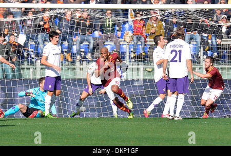 Roma, Italia. Il 9 dicembre, 2013. Come Roma's Maicon (C) celebra il punteggio durante il campionato italiano di una partita di calcio contro la Fiorentina allo stadio Olimpico di Roma, Italia, Dicembre 8, 2013. Come Roma ha vinto la partita 2-1. Credito: Alberto Lingria/Xinhua/Alamy Live News Foto Stock