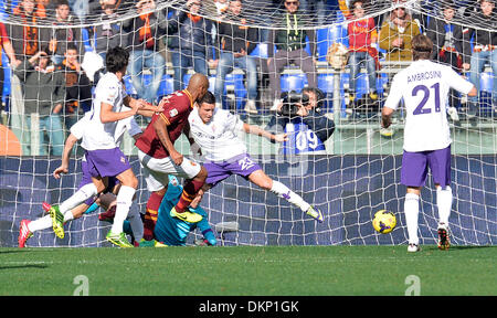 Roma, Italia. Il 9 dicembre, 2013. Come Roma's Maicon (2nd, L) punteggi durante il campionato italiano di una partita di calcio contro la Fiorentina allo stadio Olimpico di Roma, Italia, Dicembre 8, 2013. Come Roma ha vinto la partita 2-1. Credito: Alberto Lingria/Xinhua/Alamy Live News Foto Stock