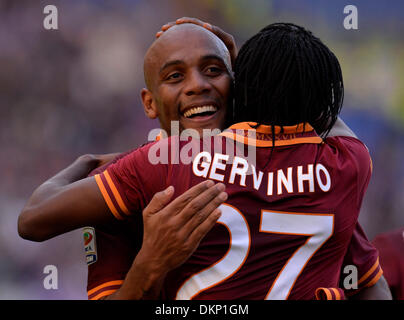 Roma, Italia. Il 9 dicembre, 2013. Come Roma's Maicon celebra il punteggio con il suo compagno di squadra durante il campionato italiano di una partita di calcio contro la Fiorentina allo stadio Olimpico di Roma, Italia, Dicembre 8, 2013. Come Roma ha vinto la partita 2-1. Credito: Alberto Lingria/Xinhua/Alamy Live News Foto Stock