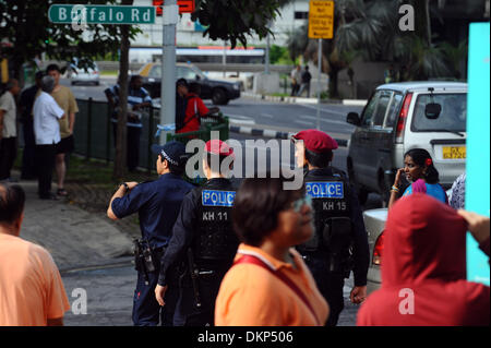 Singapore, Singapore. Il 9 dicembre, 2013. Pattuglia di poliziotti a Race Course Rd in Little India, Singapore, Dicembre 9, 2013. Little India, un quartiere etnico nel sud Singapore noto per la sua cultura indiana è stata torna alla normalità il lunedì dopo una sommossa di centinaia di lavoratori stranieri scoppiata domenica sera. Credito: Quindi Chih Wey/Xinhua/Alamy Live News Foto Stock