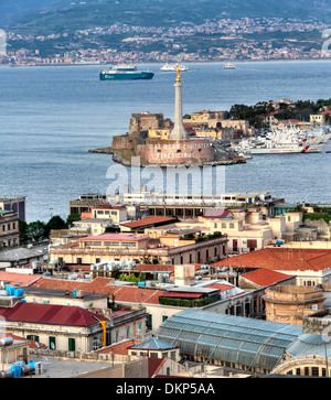 Paesaggio urbano e stretto di Messina, Messina, Sicilia, Italia Foto Stock