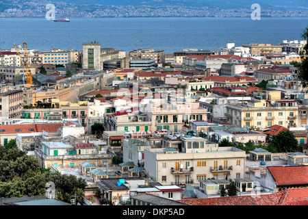 Paesaggio urbano e stretto di Messina, Messina, Sicilia, Italia Foto Stock