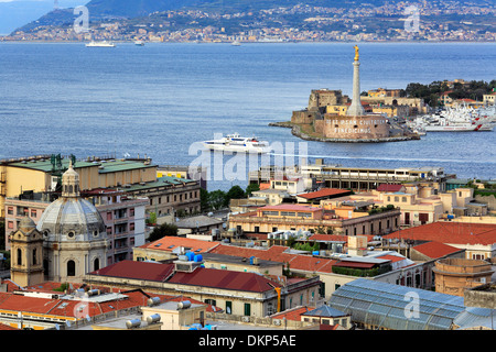 Paesaggio urbano e stretto di Messina, Messina, Sicilia, Italia Foto Stock