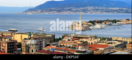 Paesaggio urbano e stretto di Messina, Messina, Sicilia, Italia Foto Stock