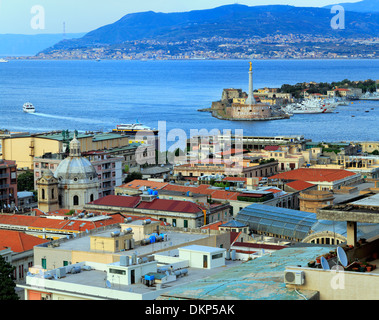 Paesaggio urbano e stretto di Messina, Messina, Sicilia, Italia Foto Stock