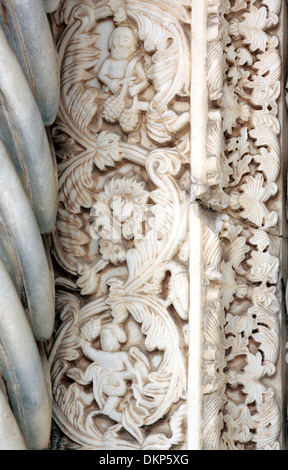 Scultura in pietra sul portale della cattedrale di Palermo, Palermo, Sicilia, Italia Foto Stock