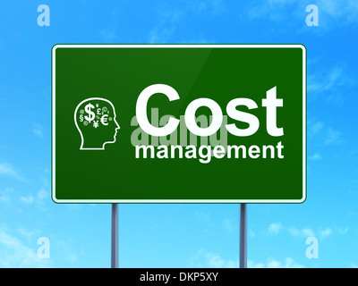 Concetto di Finanza: la gestione dei costi e la testa con il simbolo delle finanze sul cartello stradale sullo sfondo Foto Stock