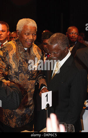 Ritratto di un sorridente Nelson Rolihlahla Mandela con l ex Presidente sudafricano Thabo Mbeki a una funzione a Johannesburg nel novembre 2008. Nelson Mandela è stato il primo, democraticamente eletti, post-apartheid presidente del Sud Africa Foto Stock