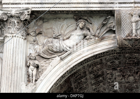 Bassorilievo sull arco di Traiano, Benevento, Campania, Italia Foto Stock