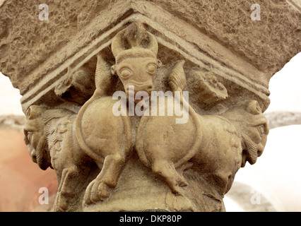 Capitale medievale colonne, cripta della Basilica di San Nicola (Basilica di San Nicola), bari, puglia, Italia Foto Stock