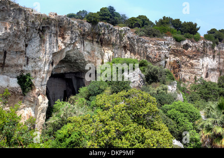 Ingresso a orecchio di Dionisio, grotte vicino al Teatro Greco di Siracusa, in Sicilia, Italia Foto Stock