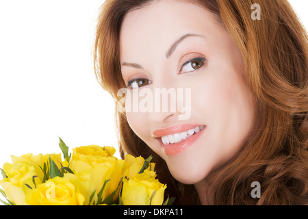 Attraente donna informale con il giallo di rose. Isolato su bianco. Foto Stock