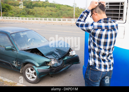 Il driver ha sottolineato cercando la vettura dopo l'incidente di traffico Foto Stock