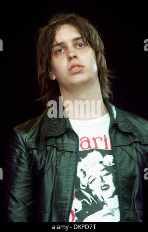 JULIAN CASABLANCAS.CANTANTE ''I TRATTI''.KINROSS, SCOZIA.07/07/2001.BP16G18C. Foto Stock