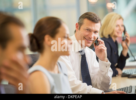 La gente di affari lavoro in ufficio Foto Stock