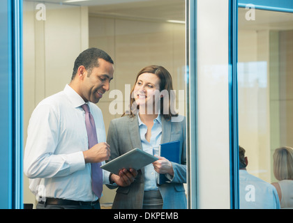 La gente di affari di parlare in riunione Foto Stock