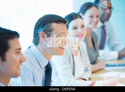 La gente di affari di parlare in riunione Foto Stock