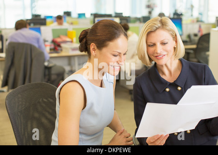 Imprenditrici lavoro in ufficio Foto Stock