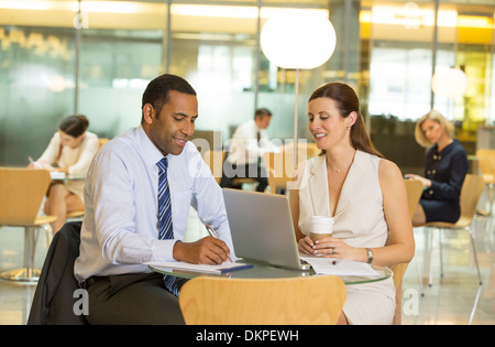 La gente di affari lavoro in ufficio Foto Stock