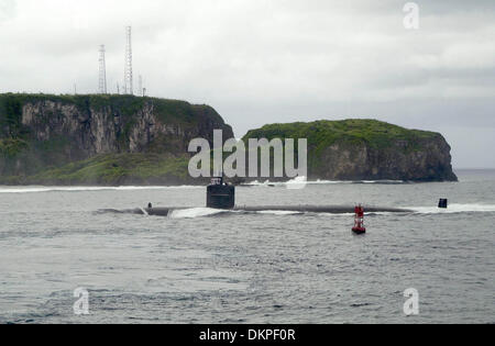 Ottobre 17, 2002 - Apra Harbor, Guam - 021017-N-1746P-002.Apra Harbor, Guam (ott. 17, 2002) -- USS città di Corpus Christi (SSN 705) passa la Apra Harbor breakwater al punto Orote. Città di Corpus Christi è il primo di tre fast sottomarini d'attacco essendo homeported qui e assegnato al comandante, Squadriglia Sommergibili 15. Stati Uniti Navy Portish/USN/ RILASCIATO)..K29852(Immagine di credito: © Glo Foto Stock