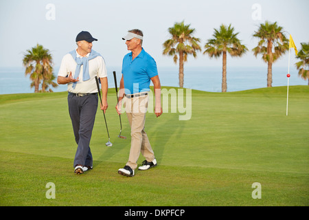 Uomini a piedi alti sul campo da golf Foto Stock