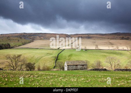 Nuvole raccolta su campi rurali Foto Stock