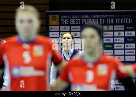 Brno, Repubblica Ceca. Il 7 dicembre, 2013. Pullman ceca Karolina Satalikova, al centro nella foto durante le donne del mondo Floorball Campionati del gruppo B il match contro la Norvegia ha giocato a Brno, in Repubblica Ceca, 7 dicembre 2013. © Vaclav Salek/CTK foto/Alamy Live News Foto Stock