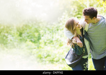 Giovane camminare insieme all'aperto Foto Stock