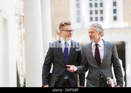 Imprenditori parlando all'aperto Foto Stock
