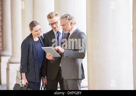 La gente di affari con tavoletta digitale all'aperto Foto Stock