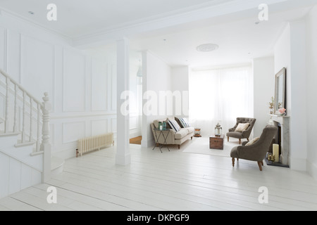 I mobili in bianco stanza vivente Foto Stock