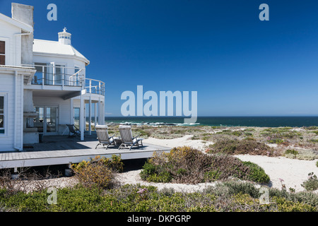 Casa sulla spiaggia con vista sull'oceano Foto Stock