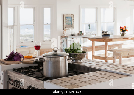 Verdure e bicchiere di vino in cucina Foto Stock