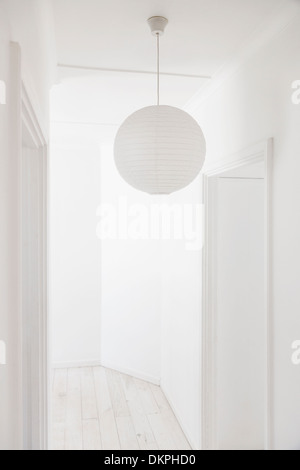 Lanterna di carta nel corridoio bianco Foto Stock