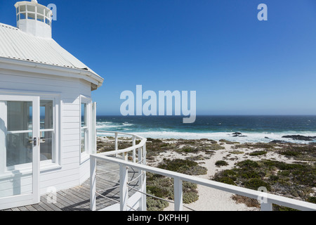 Casa sulla spiaggia con vista sull'oceano Foto Stock